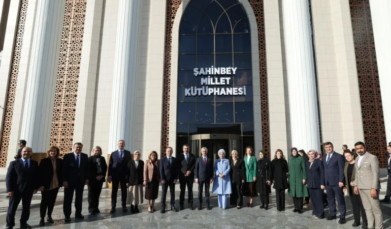 Emine Erdoğan, Gaziantep’te Şahinbey Millet Kütüphanesini ziyaret etti