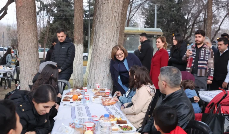 BÜYÜKŞEHİR’İN İFTAR ÇADIRLARI RAMAZAN’IN BİRLİK RUHUNU YAŞATIYOR