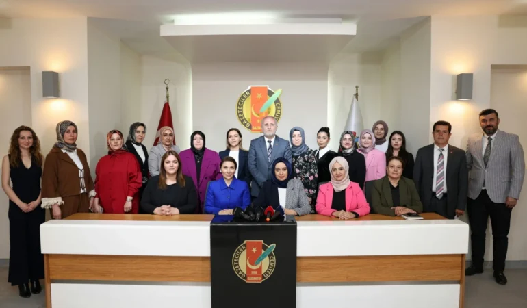 DÜNYANIN EN BÜYÜK KADIN ÖRGÜTÜYÜZ